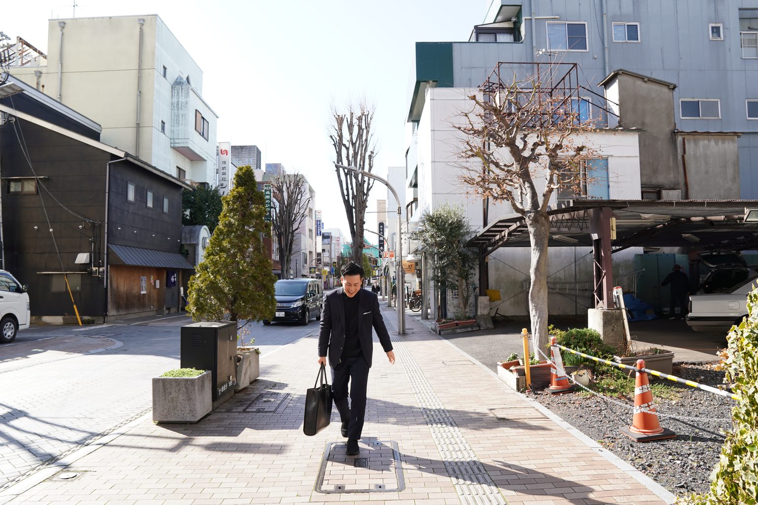 宇都宮の街を歩き、お客様のもとへ向かう代表